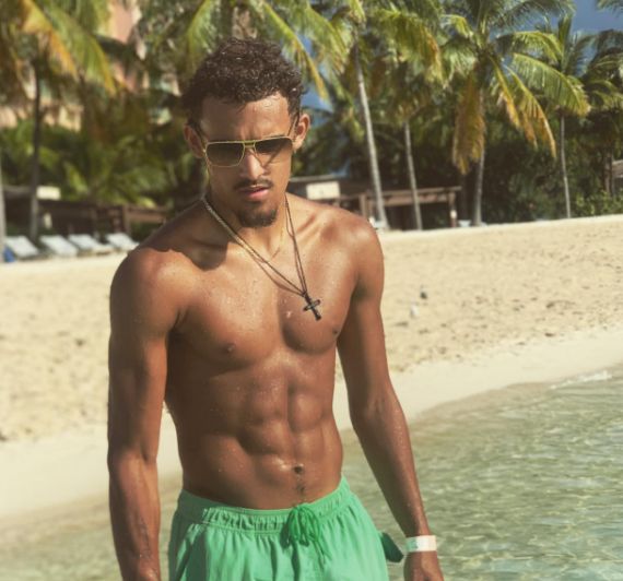 卡洛斯-奥古斯托：踢右路我也感觉良好，球队始终是第一位的（卡洛斯-奥古斯托：右路同样适应，球队利益至上）