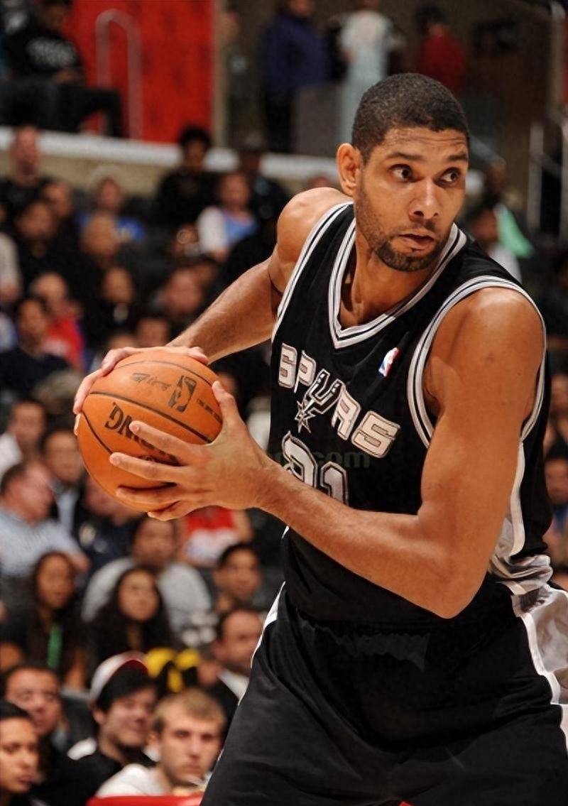 意大利赛车手罗西回忆马拉多纳：我曾单膝跪地亲吻他的左脚（意大利车手罗西忆马拉多纳：曾单膝跪地吻过他的左脚）