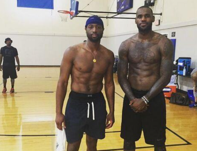 歌名应景，著名歌唱家波切利在世界杯抽签仪式演唱《今夜无人入眠》（世界杯抽签仪式上，波切利献唱《今夜无人入眠》，曲名颇为应景）