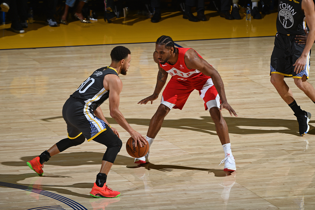 记者：王刚伤情比想象中好，侯森缝了20多针坐火车返京（记者称王刚伤势好于预期，侯森缝20余针已乘火车回京）