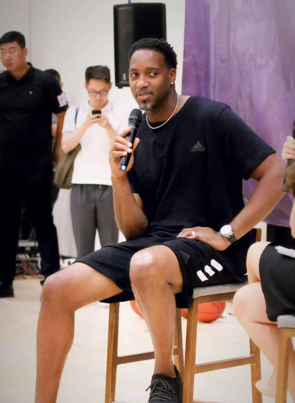 34天只赢1场！阿隆索致敬滕哈赫：都怪裁判，我们走在正确的路上（34天仅一胜！阿隆索致敬滕哈赫：责任在裁判，方向没错）