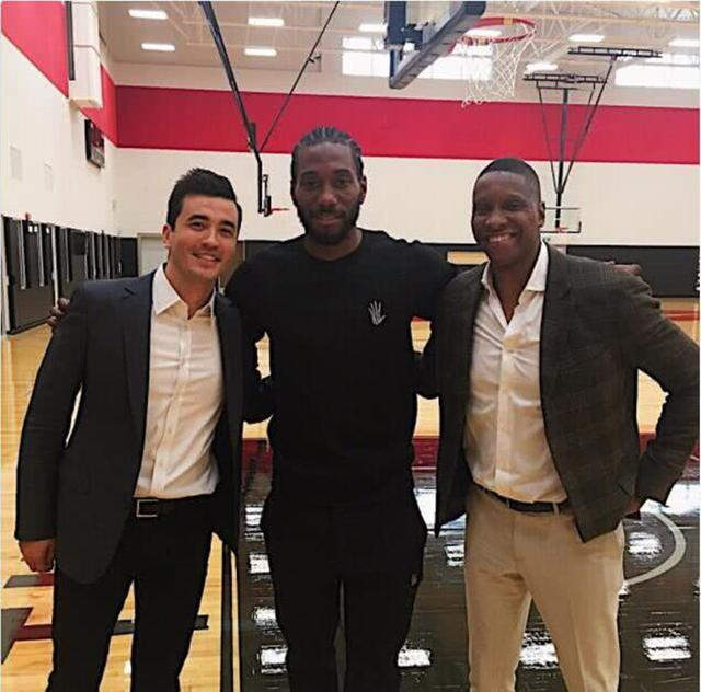 齐达内访华与樊振东互动，展现球技，赞其乒乓球成就，两人友好交流，共话皇马。（齐达内访华与樊振东同台互动，秀球技点赞其乒乓成就，友好交流共话皇马）