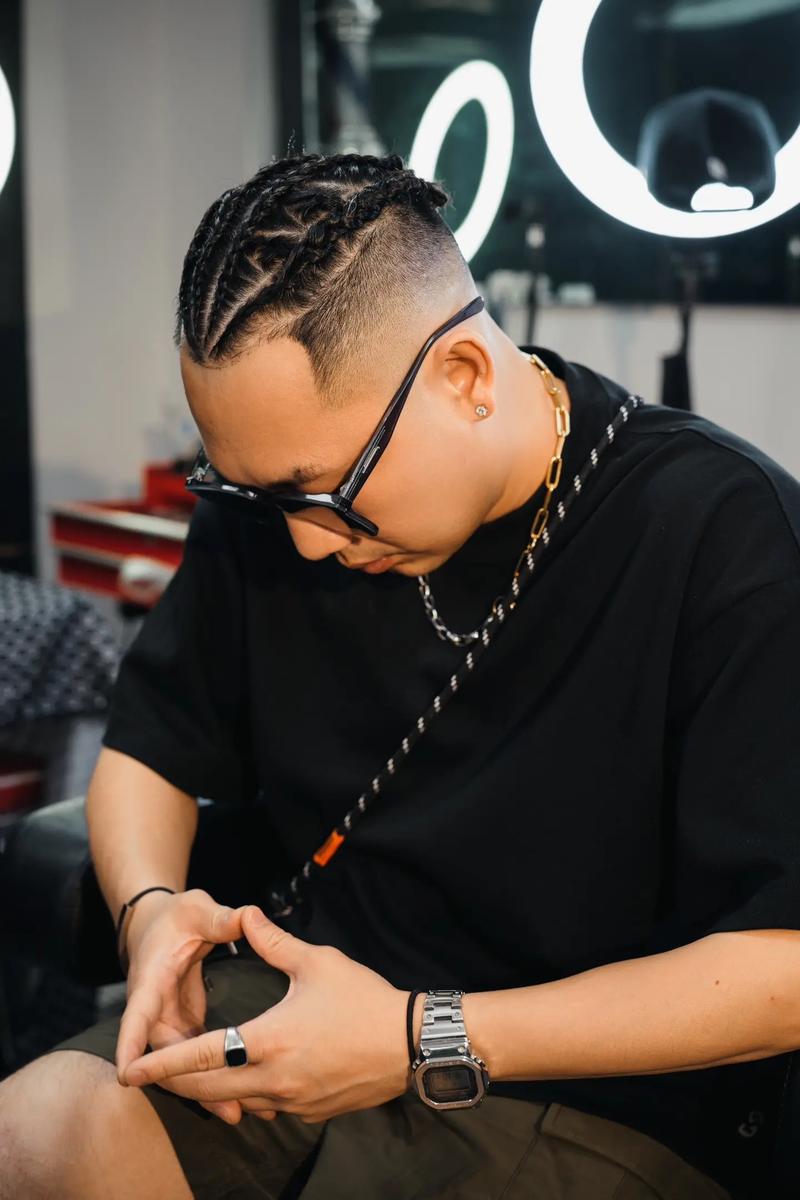 庆祝波兰独立日，莱万将纽约帝国大厦点亮为白红色（莱万为庆祝波兰独立日点亮纽约帝国大厦白红灯光）