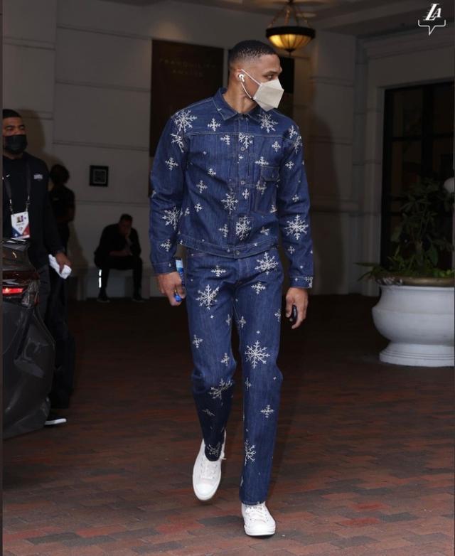 球迷刚骂完，下一秒就闭嘴了（球迷才刚开骂，转瞬哑火）