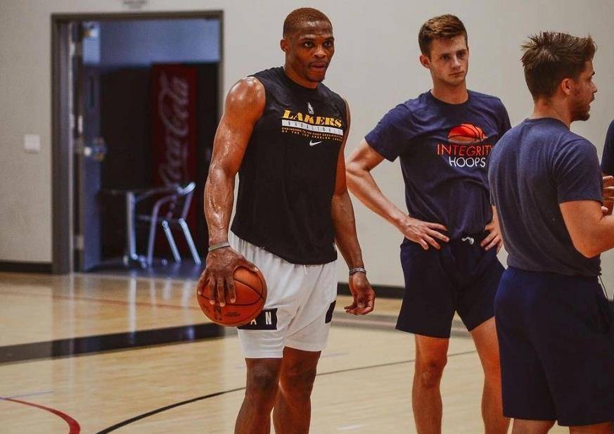 曼联上次击败热刺还是2022年10月，当时B费破门、C罗提前退场（曼联上一次战胜热刺要追溯到2022年10月：B费建功，C罗提前离场）