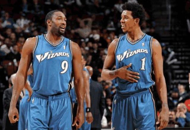 K联赛球队浦项铁人官方社媒账号发布公告称，球队中...（K联赛浦项铁人通过官方社媒发布公告：队内...）