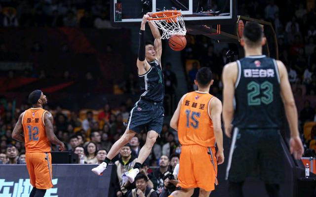 汉堡2-1斯图加特，法比奥-维埃拉破门，格拉策尔建功（法比奥-维埃拉破门、格拉策尔建功，汉堡2-1击败斯图加特）